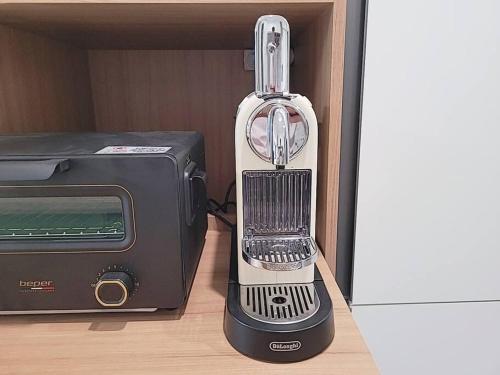 a toaster and a toaster oven sitting next to at Relax-편안한영화관,130인치대형스크린,넷플,디즈니플러스,넓은객실,장기숙박추천 in Namyangju