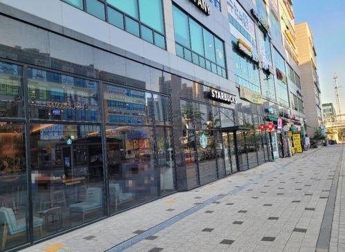 an empty street in front of a building at Relax-편안한영화관,130인치대형스크린,넷플,디즈니플러스,넓은객실,장기숙박추천 in Namyangju