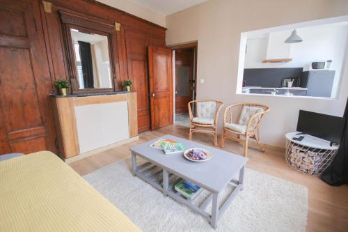 un salon avec une table et une cuisine dans l'établissement Charming old apartment in Old Lille, à Lille