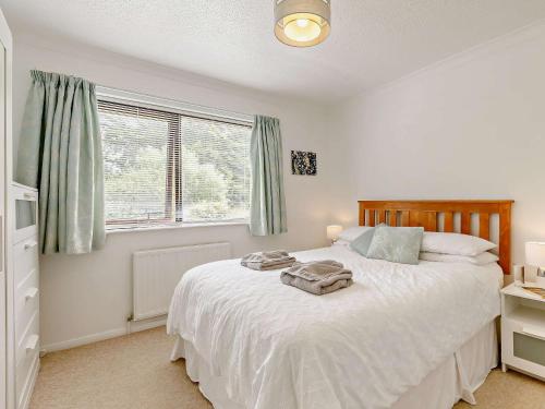 1 dormitorio con cama blanca y ventana en 2 Bed in Instow 73433, en Instow