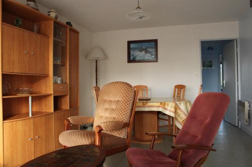 um quarto com uma mesa, cadeiras e uma secretária em 524 - A ERQUY, Immeuble tranquille CAP ARMOR située à 200M de la plage em Erquy