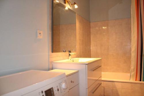 uma pequena casa de banho com um lavatório e um espelho em 524 - A ERQUY, Immeuble tranquille CAP ARMOR située à 200M de la plage em Erquy