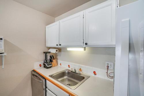 Gallery image of Molokai Island Loft Lanai, Pool and Walk to Beach! in Kaunakakai