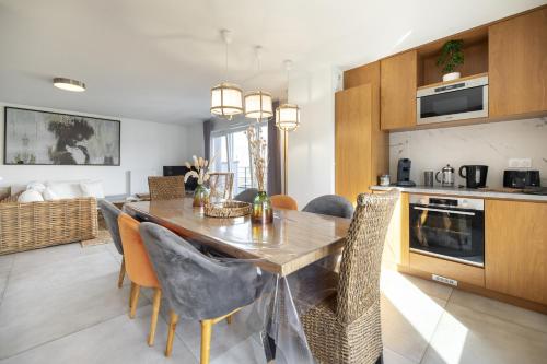 a kitchen and dining room with a table and chairs at A l'aube de Bali in Amnéville
