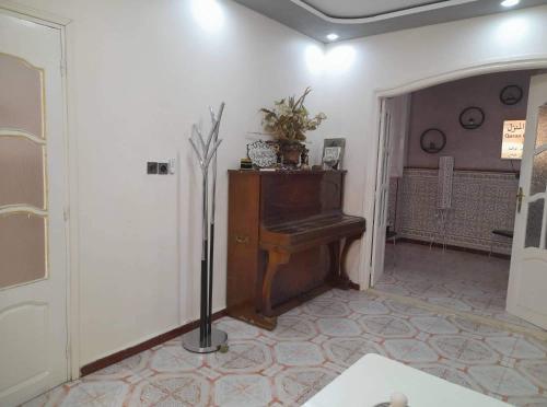 ein Zimmer mit einem Klavier in der Ecke eines Zimmers in der Unterkunft Appartement à Oran in Oran