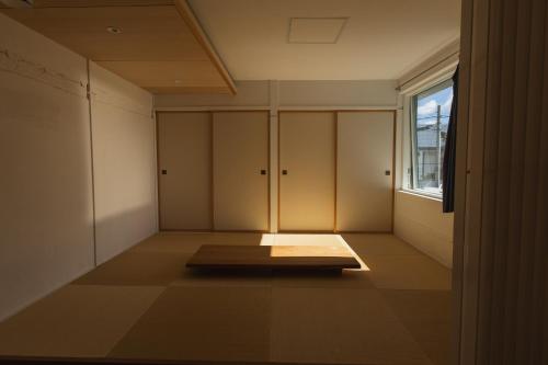a room with a bed and a window in it at Square 8 HAKUBA RETREAT by UNPLAN in Hakuba