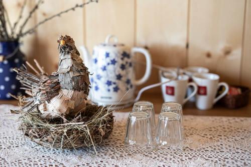 a bird sitting in a nest on a table at Penzión Zbojnícky Halaš in Tisovec