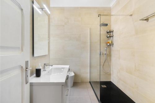 W łazience znajduje się biała umywalka i prysznic. w obiekcie WHome Mid-Term Marvel: Your Home Away from Home w Lizbonie