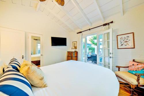 En eller flere senger på et rom på Oceanfront Dog Friendly Home with Waterfront Porch, Gas Grill, Hot Tub & Fire Pit