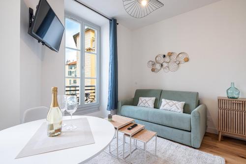 un salon avec un canapé et une table dans l'établissement Charming City Center Studio 302, à Nice