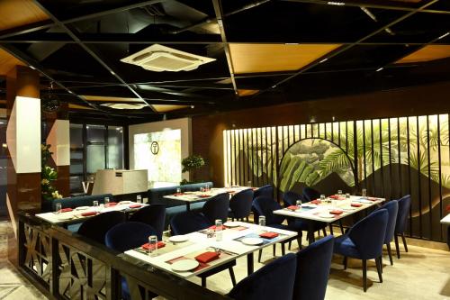 Un restaurante o sitio para comer en Hotel Trax International