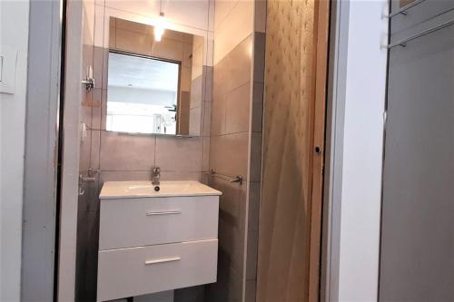 une salle de bain avec un lavabo et un miroir dans l'établissement Studio 313, Port Nature 3 au village naturiste, au Cap d'Agde