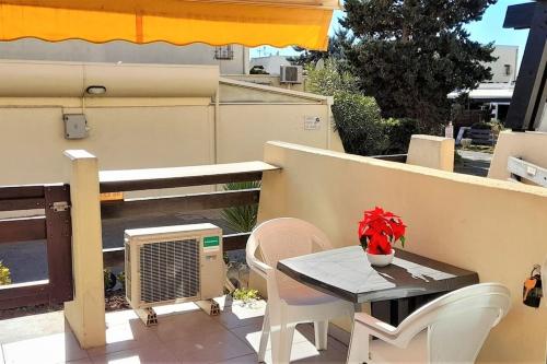d'une terrasse avec une table et un ordinateur sur un balcon. dans l'établissement Studio 313, Port Nature 3 au village naturiste, au Cap d'Agde