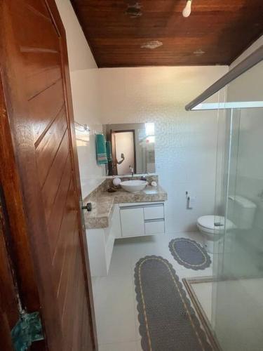 y baño con lavabo y aseo. en Casa de Praia Coroa Vermelha, en Santa Cruz Cabrália