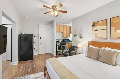 シカゴにあるTrendy Studio Apartment in Chicago - Kenwood 103 & 303 repのベッドルーム1室(ベッド1台、シーリングファン付)