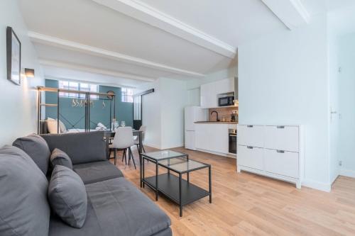 un salon avec un canapé et une table dans l'établissement Vieux-Lille/hypercentre: Lovely equipped studio, à Lille