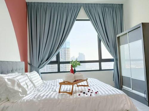 1 dormitorio con cama y ventana grande en Greenfield Residence @ Sunway 3R2B 3-7 Pax Free 2 Parking Condo, en Petaling Jaya