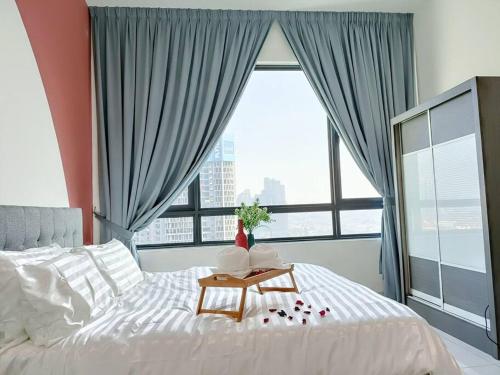 una camera da letto con un letto e una grande finestra di Greenfield Residence at Sunway 3R2B by Convivial Staycation B03 a Petaling Jaya