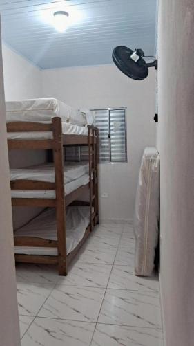 Habitación con 3 literas y lámpara. en M&S eventos, en Itanhaém