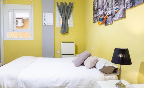 A bed or beds in a room at Duplex Experience Malaga Center