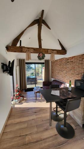 un salon avec une table et un sapin de Noël dans l'établissement Maison en Normandie 