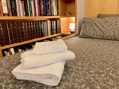 um quarto com uma cama com toalhas em The L i b r a r y em Bérgamo