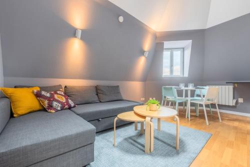 un salon avec un canapé et une table dans l'établissement Lille proche Wazemmes/Jb Lebas - 2 bed apartment, à Lille
