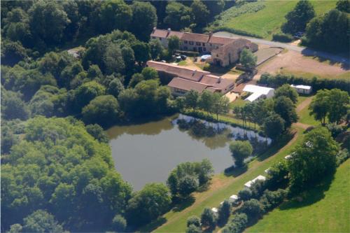 an aerial view of a house with a lake at Logis de l'Aubonnière in Chaille sous les Ormeaux