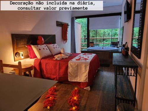 Pousada do Rodrigo في ماكاكوس: غرفة نوم مع سرير وحوض استحمام في غرفة
