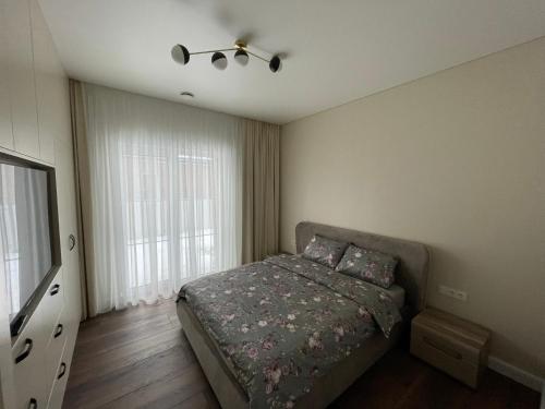 sypialnia z łóżkiem i wentylatorem sufitowym w obiekcie MA apartments w Możejkach