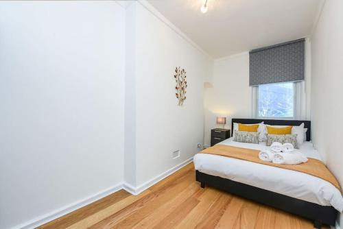 מיטה או מיטות בחדר ב-Central London- 1 Bed Apartment!