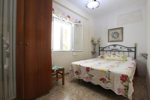 1 dormitorio con cama y ventana en Casa Meroño Los Alcazares, en Los Alcázares