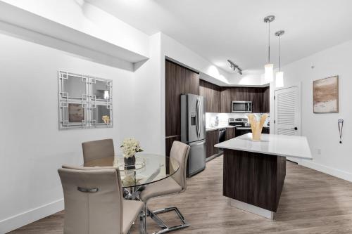 Kuchyň nebo kuchyňský kout v ubytování Modern 1 Bed in Downtown Doral With Free Parking