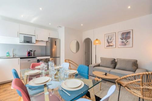 une cuisine et un salon avec une table et des chaises dans l'établissement Bright 3-bedroom 2-bathroom flat, à Lille