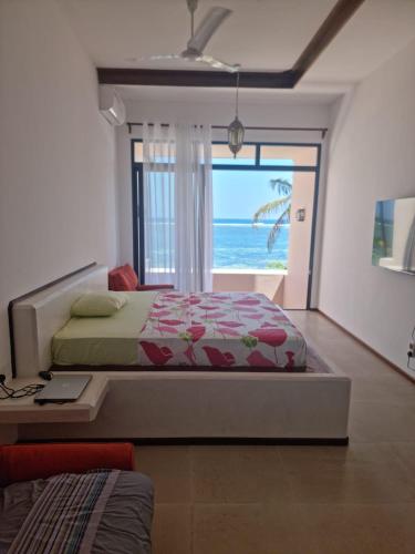 - une chambre avec un lit et une vue sur l'océan dans l'établissement Villa 5 Casa Di Kasa, à Kilifi
