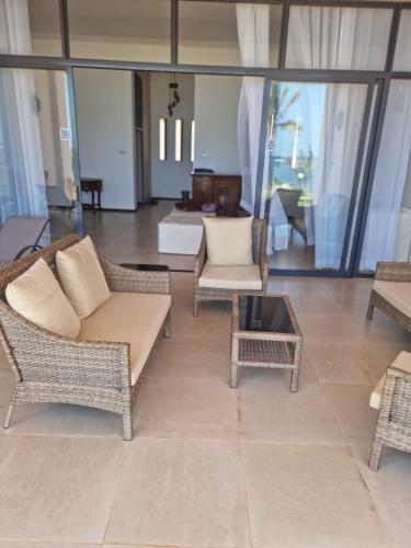 - un salon avec des chaises, un canapé et une table dans l'établissement Villa 5 Casa Di Kasa, à Kilifi
