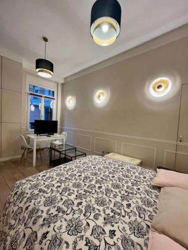 une chambre avec un grand lit et un bureau dans l'établissement Élégance, 4 Pers, palais des congrès, à Paris