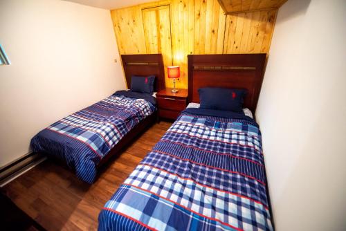 two beds sitting next to each other in a room at Chalet Skunks in La Conception