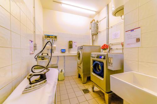 ein Badezimmer mit einer Waschmaschine und einem Waschbecken in der Unterkunft Résidence Montempô Part Dieu in Lyon