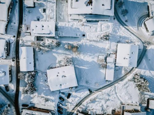 an aerial view of snow covered buildings and roads at Alpina Lech - Geborgen in den Bergen in Lech am Arlberg