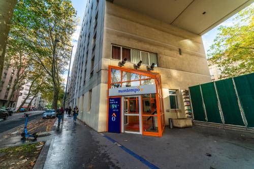 a building with an orange door on a street at Résidence Montempô Part Dieu in Lyon