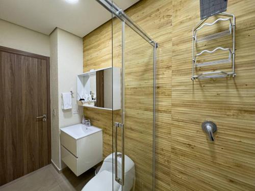 y baño con aseo y ducha acristalada. en Mahi Mahi Apartment - Gorgona, en Nueva Gorgona
