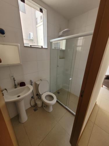 y baño con aseo, lavabo y ducha. en Apartamento no Coração da Cidade! en Río de Janeiro