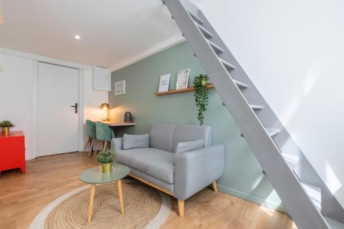 un salon avec un canapé et une table dans l'établissement Lille Hypercentre - Superb design studio!, à Lille