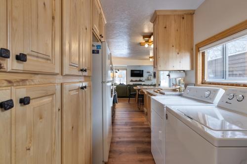 una cocina con electrodomésticos blancos y armarios de madera en Wister A en Jackson