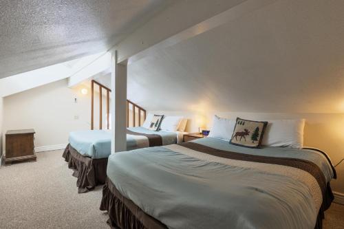 um quarto de hotel com duas camas num quarto em Wister A em Jackson
