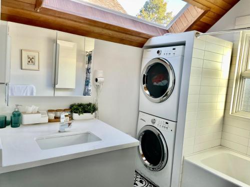 y baño con lavadora y lavamanos. en City View Home-wi-fi, Parking, Decks, Bbq, Wd, en North Vancouver