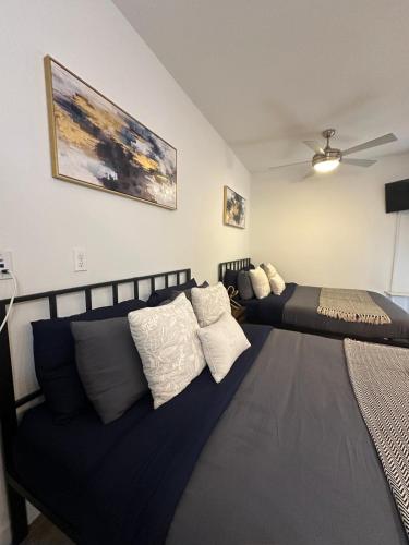 a living room with two beds and a couch at Hollywood Universal Studios Apartment FREE parking in Los Angeles