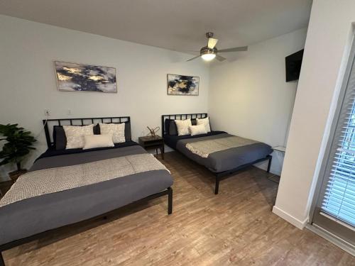 a bedroom with two beds and a ceiling fan at Hollywood Universal Studios Apartment FREE parking in Los Angeles