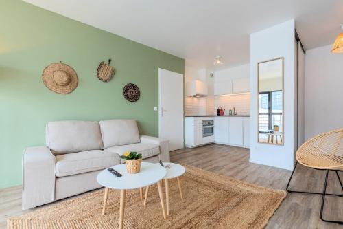 Kuchyňa alebo kuchynka v ubytovaní Europe/Flandres stations apartment with balcony!